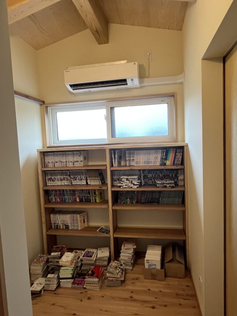 階段ホールにエアコン取付