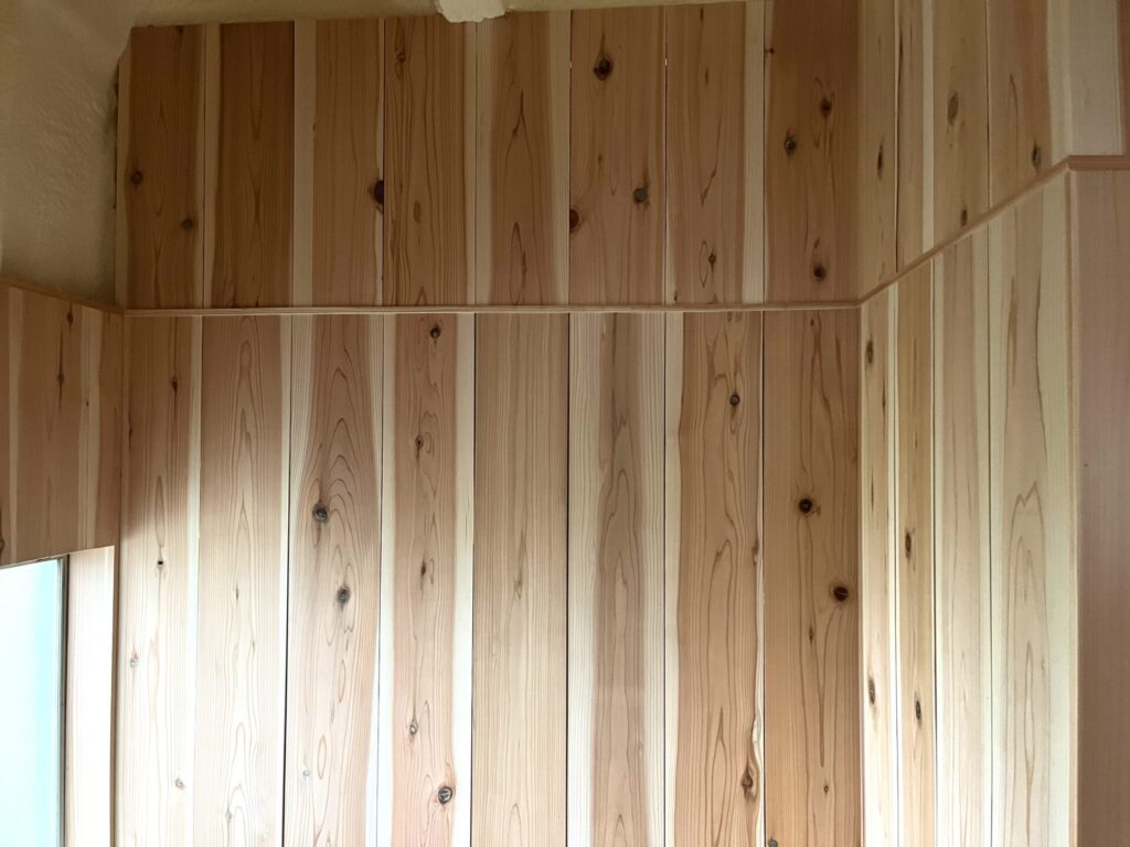 杉板仕上げの壁