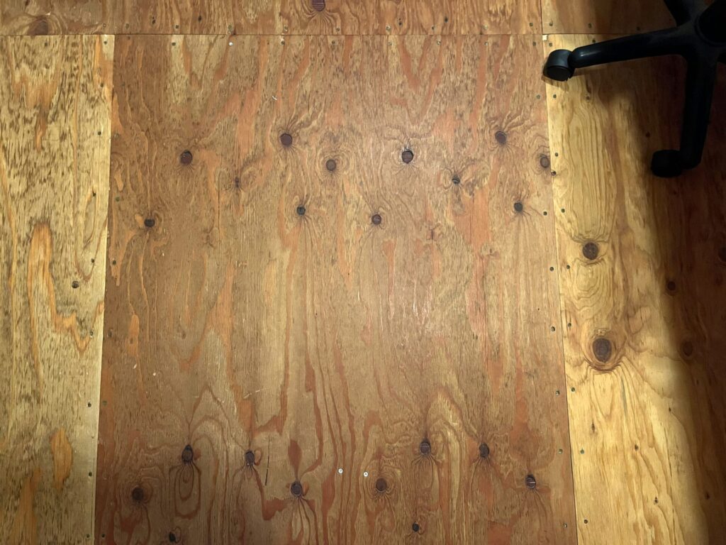 構造用合板をそのまま床板に